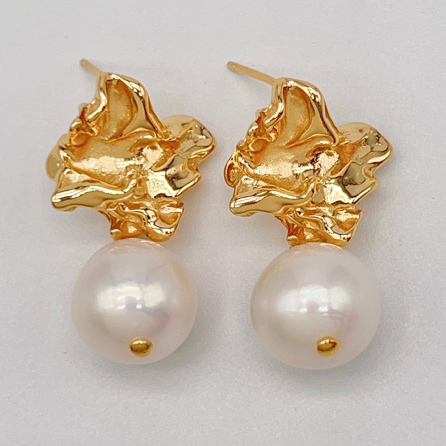 Retro Wind . Earring of Edison Pearl in Silver 925. Twisted Surface