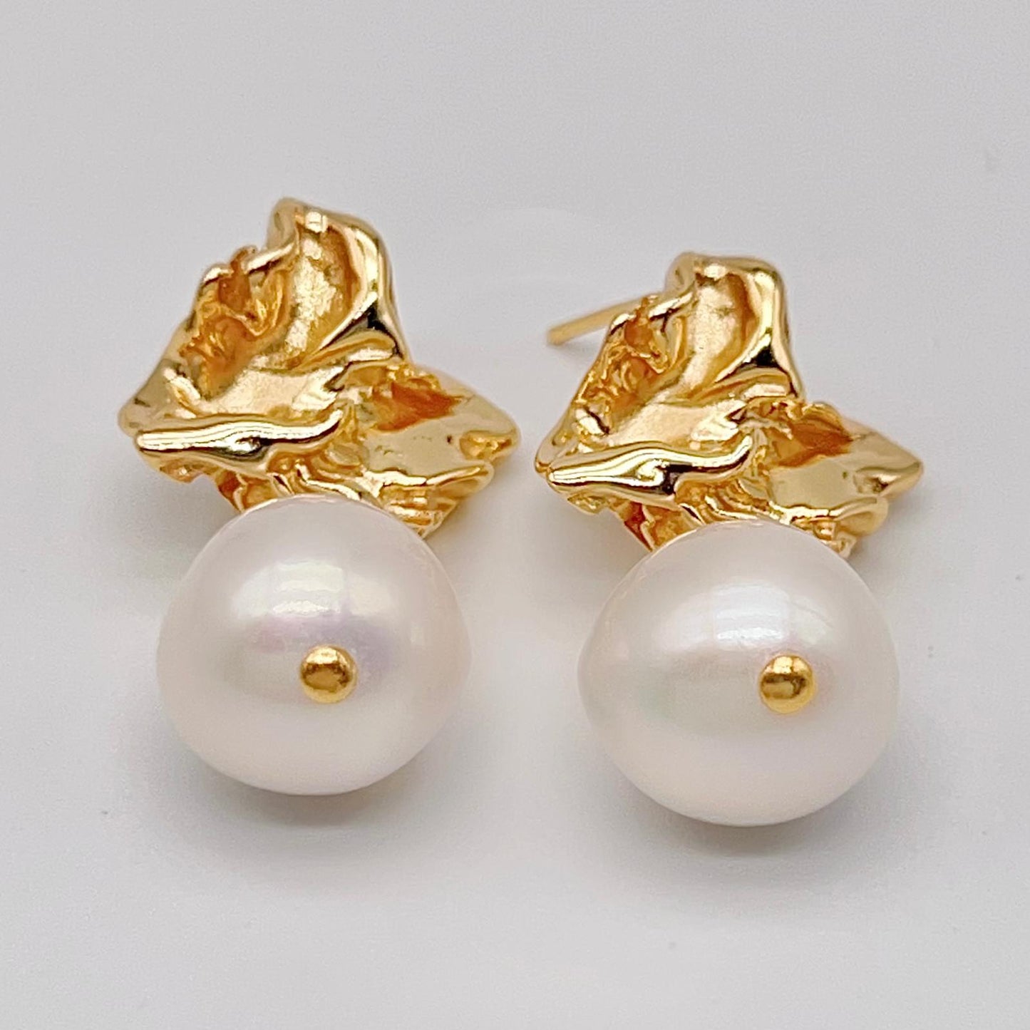 Retro Wind . Earring of Edison Pearl in Silver 925. Twisted Surface