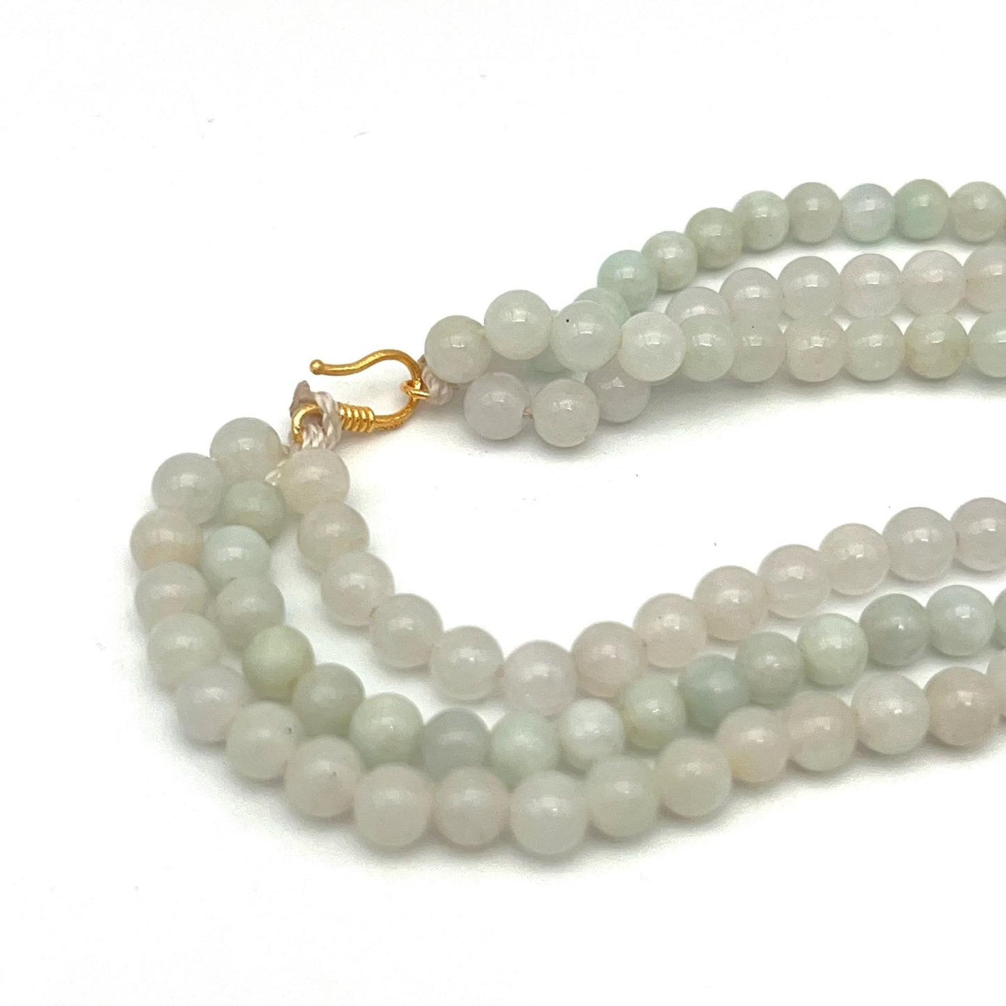 Classic. Necklace of green Jadeite in 18K Gold. 3 String. 4mm