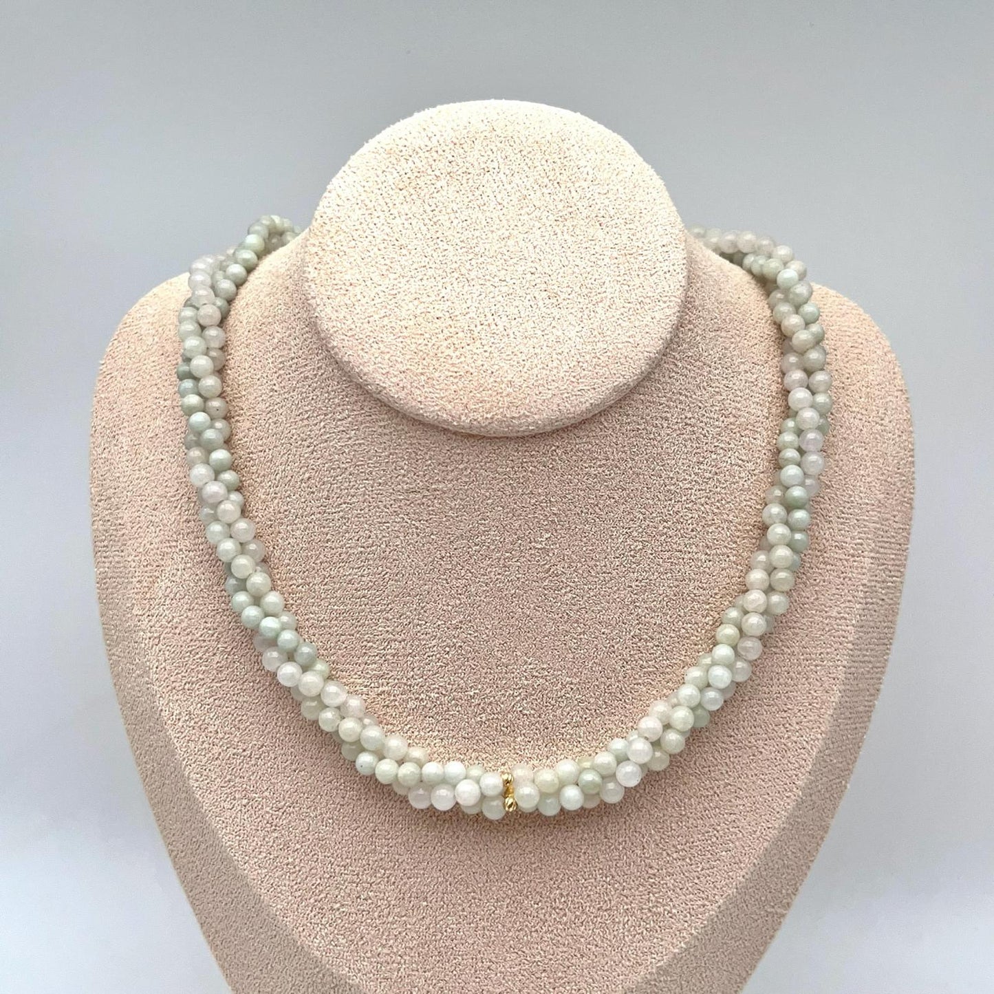 Classic. Necklace of green Jadeite in 18K Gold. 3 String. 4mm