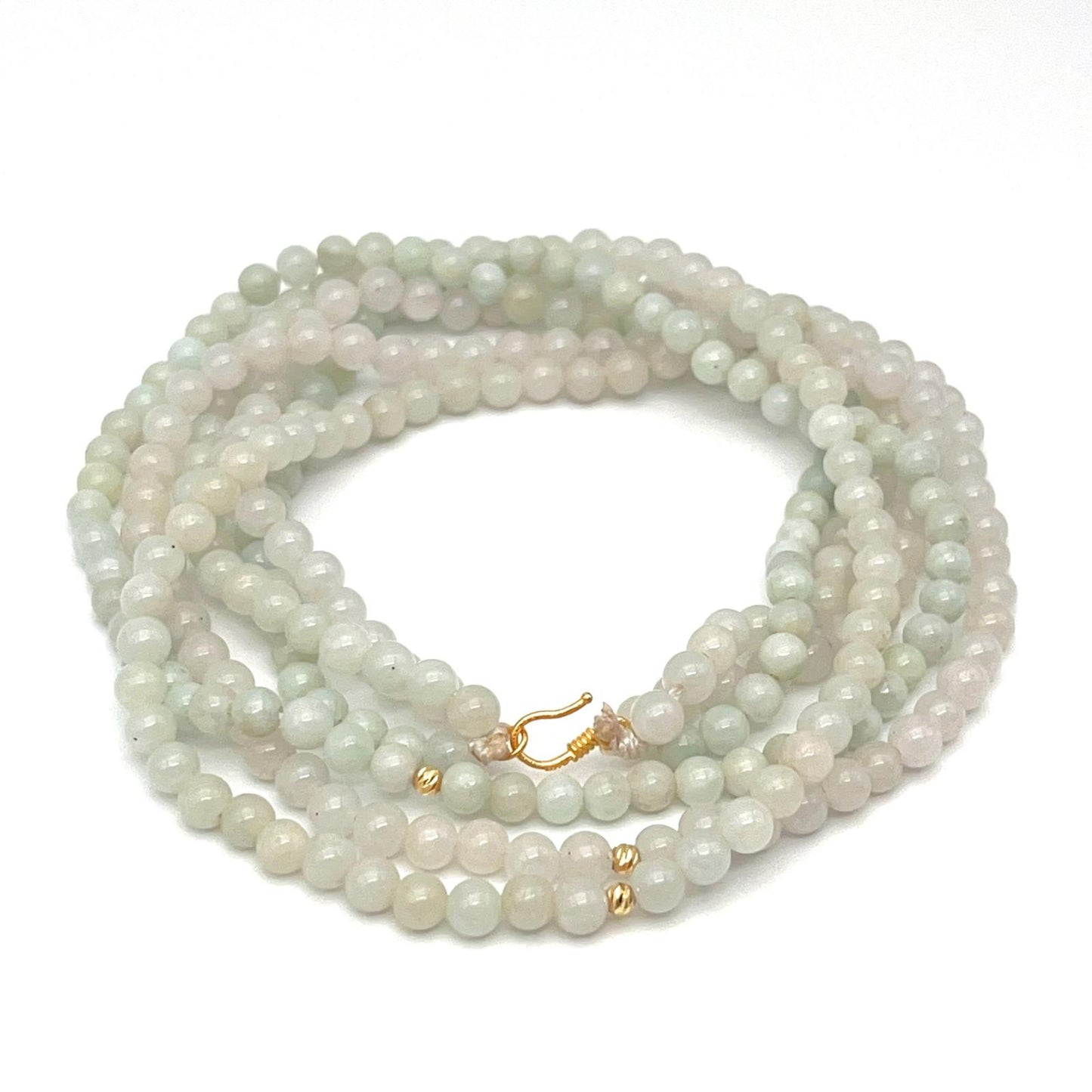 Classic. Necklace of green Jadeite in 18K Gold. 3 String. 4mm