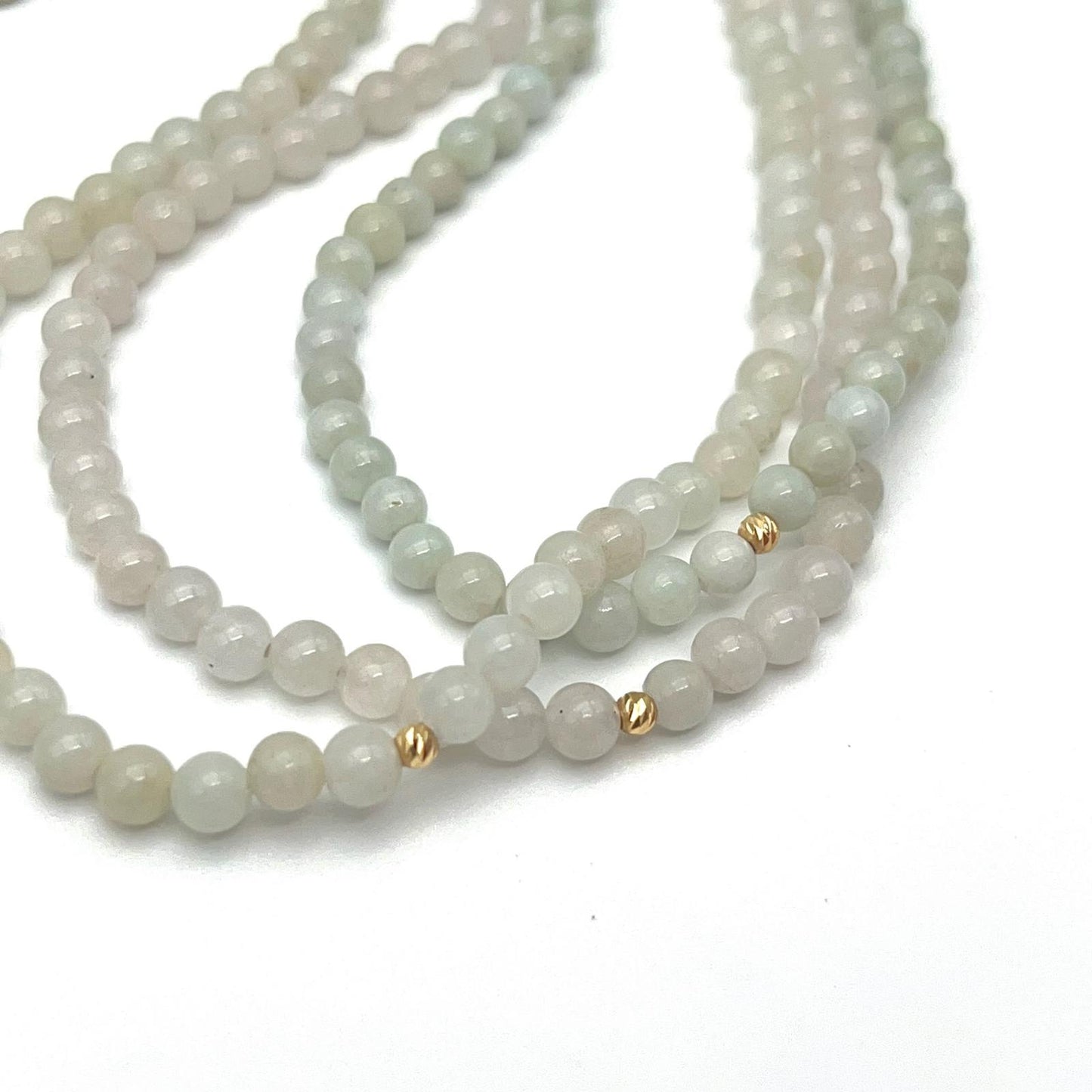 Classic. Necklace of green Jadeite in 18K Gold. 3 String. 4mm