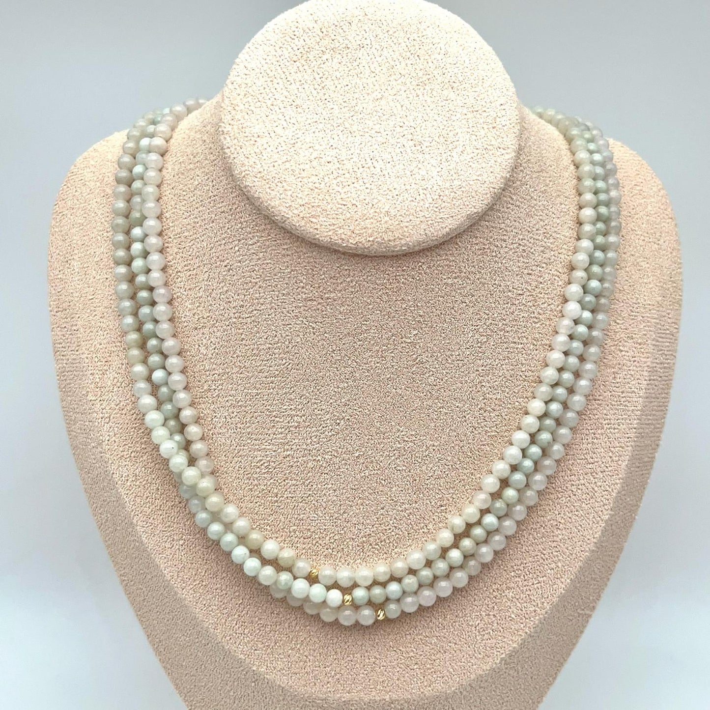 Classic. Necklace of green Jadeite in 18K Gold. 3 String. 4mm