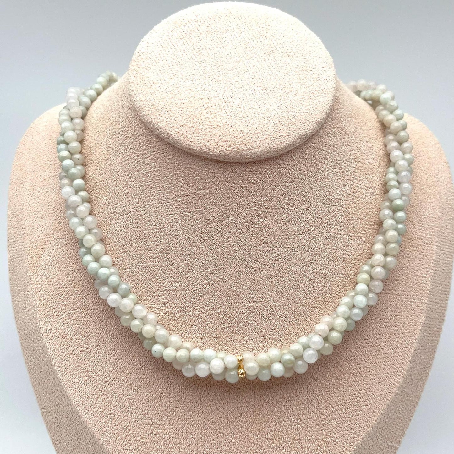 Classic. Necklace of green Jadeite in 18K Gold. 3 String. 4mm