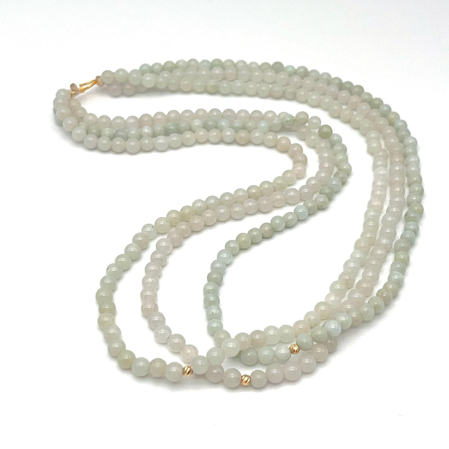 Classic. Necklace of green Jadeite in 18K Gold. 3 String. 4mm