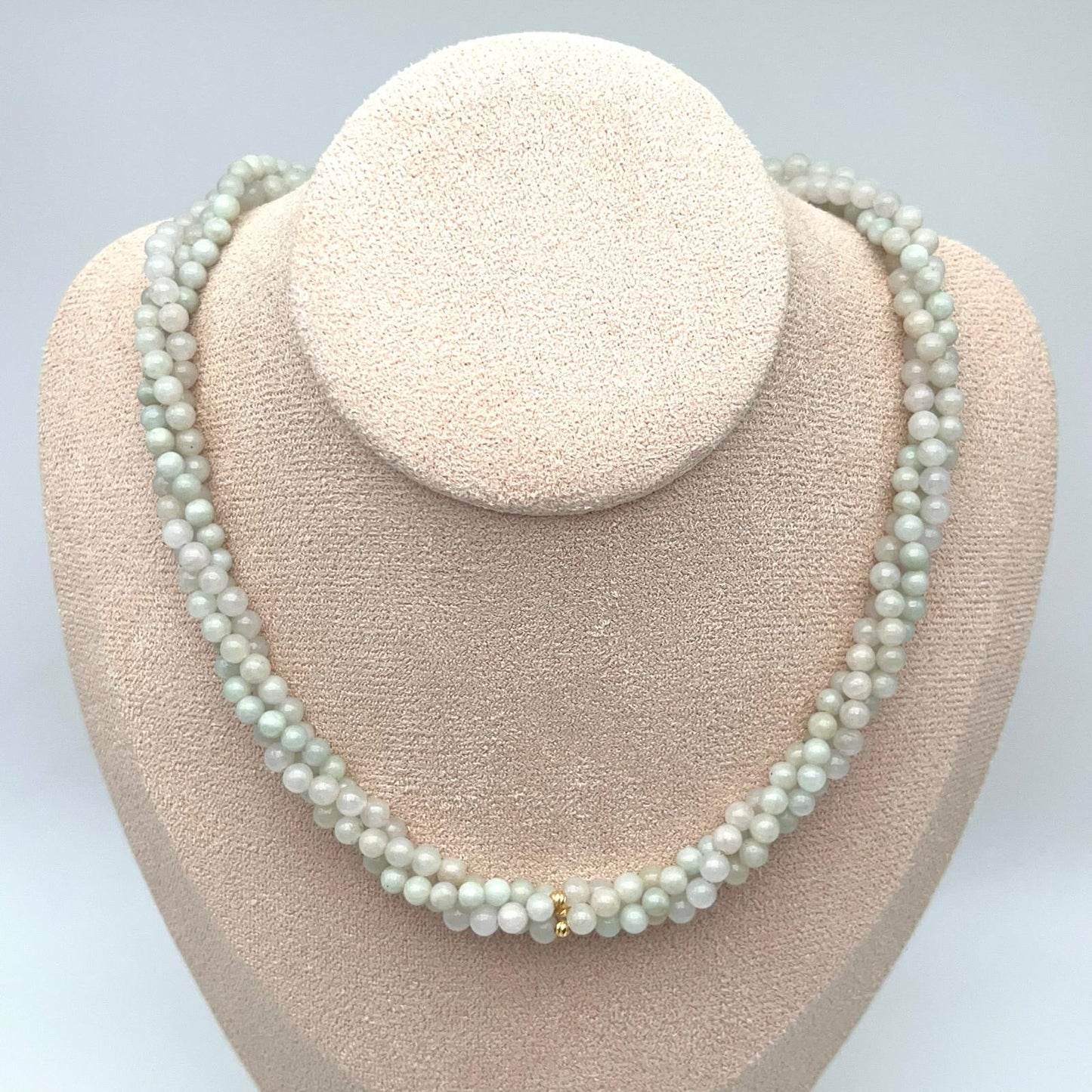 Classic. Necklace of green Jadeite in 18K Gold. 3 String. 4mm