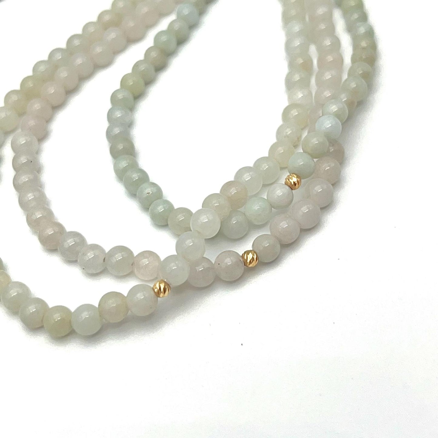 Classic. Necklace of green Jadeite in 18K Gold. 3 String. 4mm