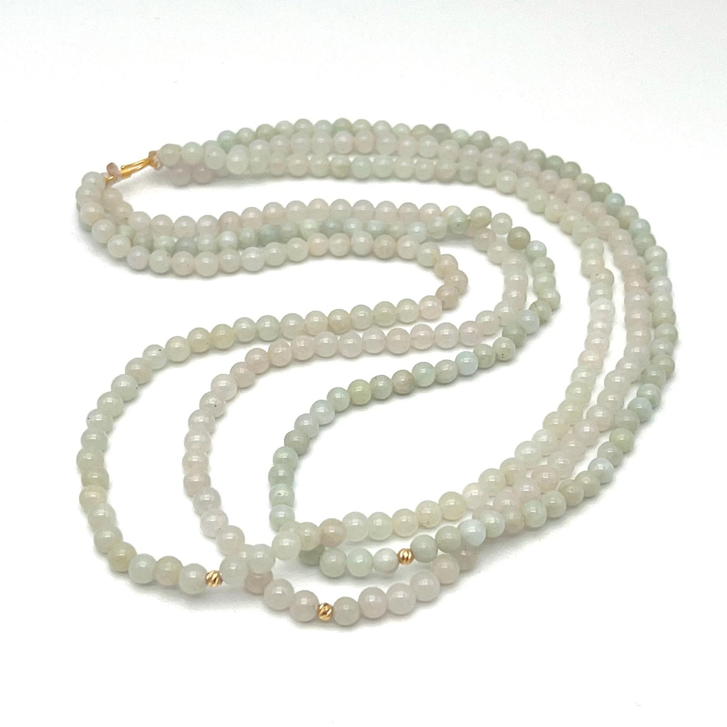 Classic. Necklace of green Jadeite in 18K Gold. 3 String. 4mm