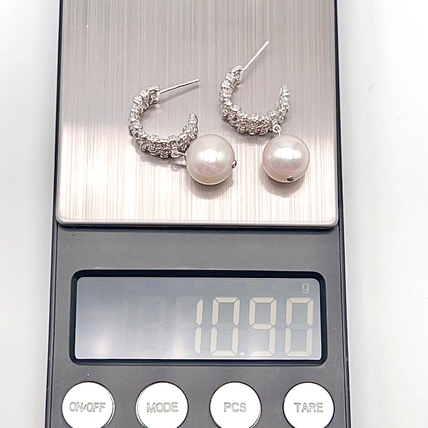 Retro Wind. Edison Pearl Earring in Silver 925. White . Weaving Dangle