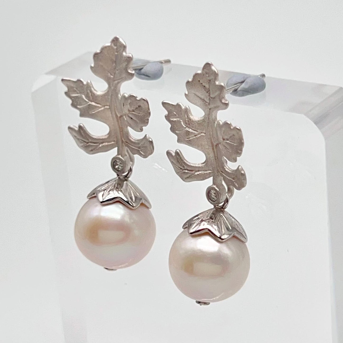 Retro Wind. Edison Pearl Earring in Silver 925. White . Maple Leaf