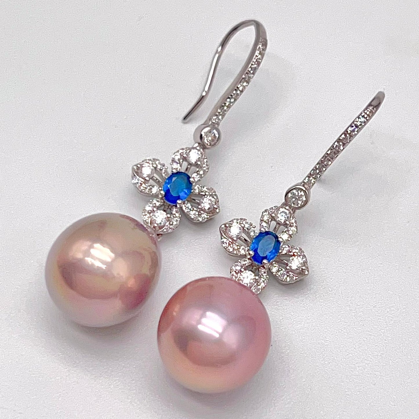 Antique Impression . Earring of Pearl in Drop Shape in Silver 925 . 4 Leave Clove & Blue Stone