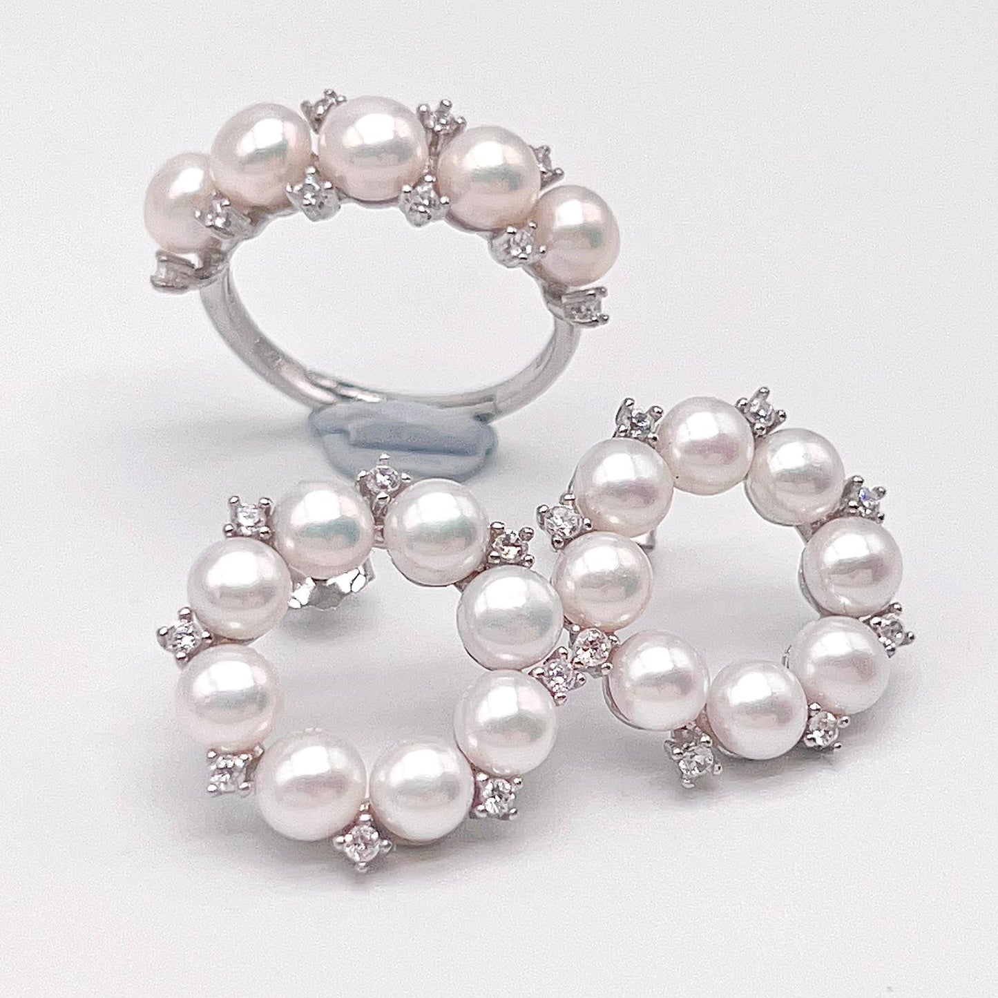 Antique Impression. Multi-pearl Ring and Earrings Set in Silver 925. Wreath