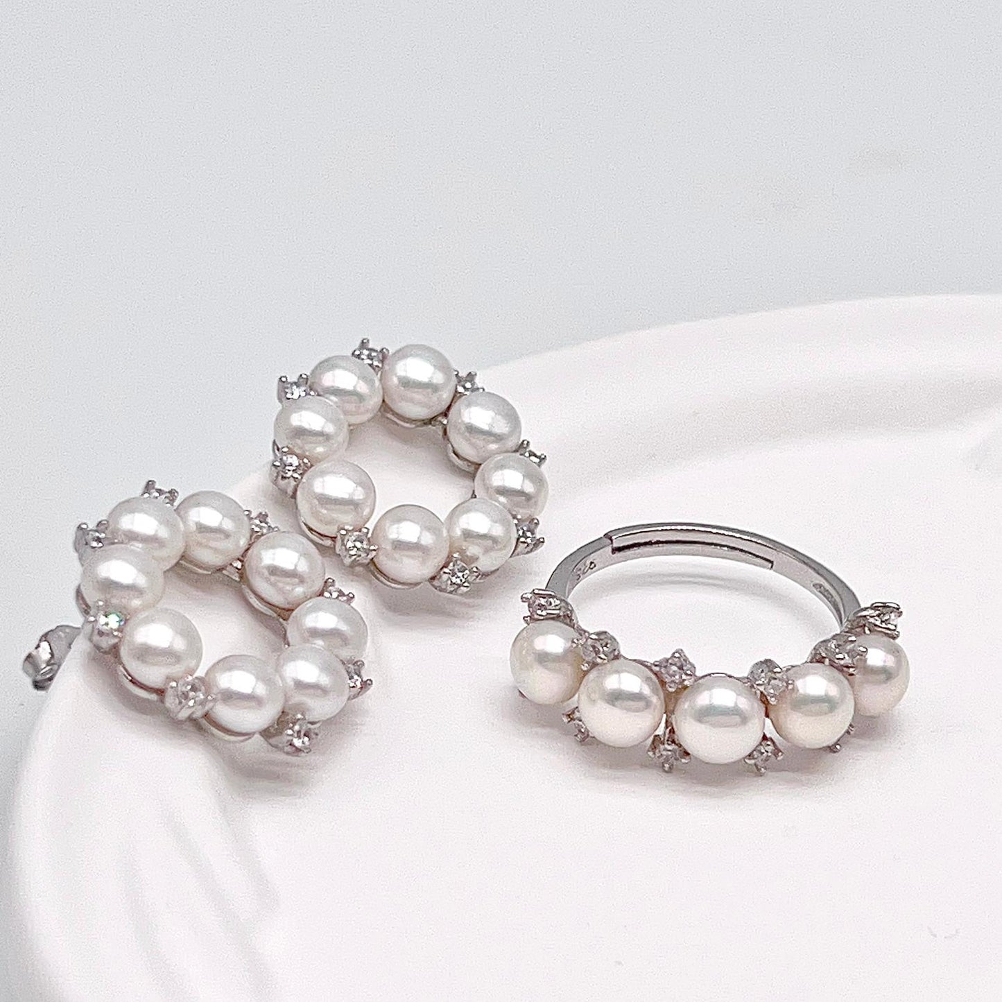 Antique Impression. Multi-pearl Ring and Earrings Set in Silver 925. Wreath