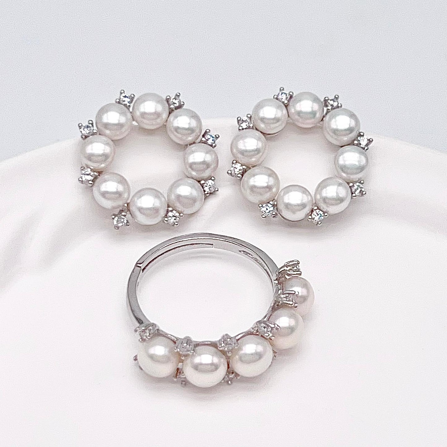 Antique Impression. Multi-pearl Ring and Earrings Set in Silver 925. Wreath