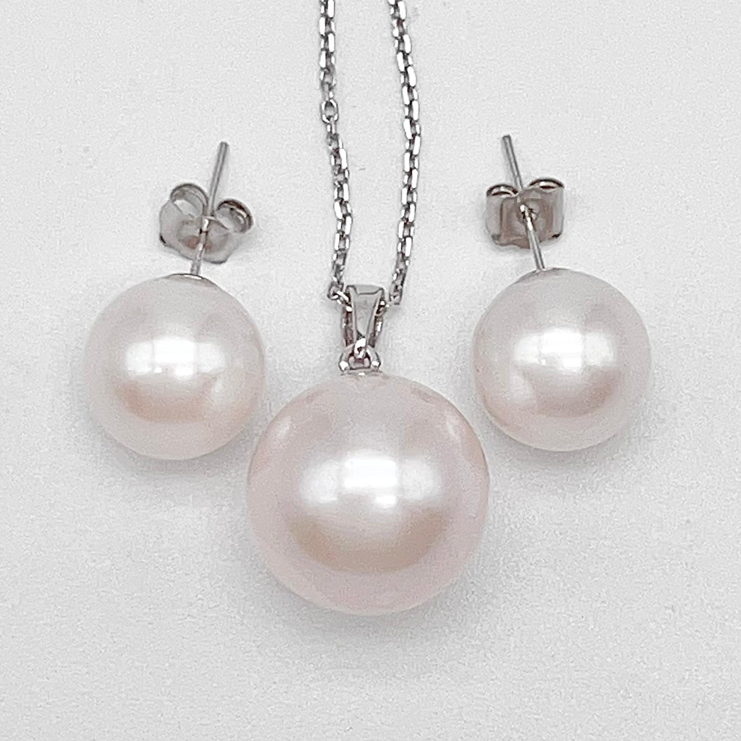 Top Quality Edison Pearl Earring and Pendant Set in 18K gold. White
