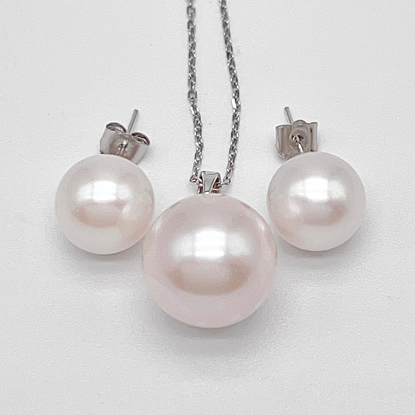 Top Quality Edison Pearl Earring and Pendant Set in 18K gold. White
