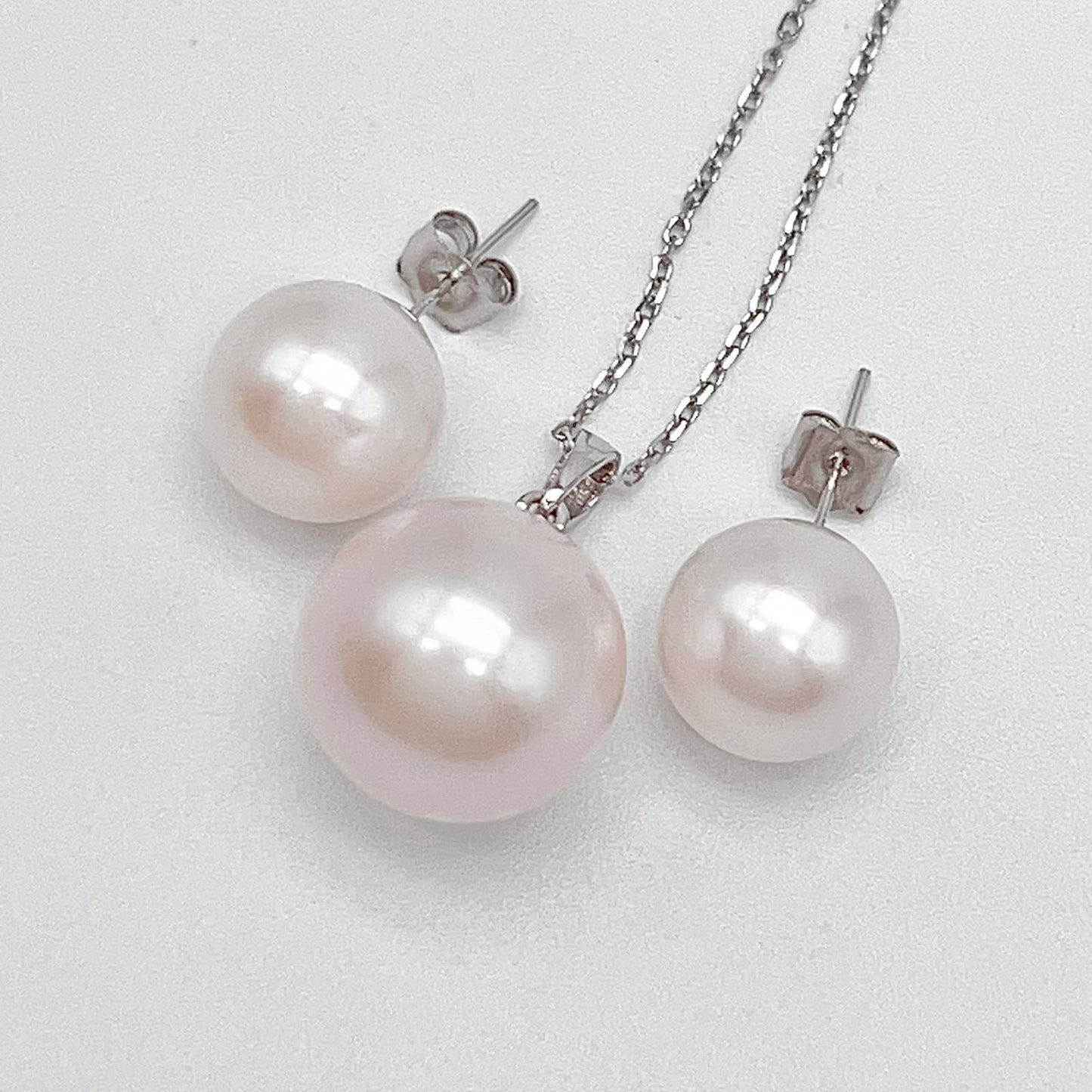 Top Quality Edison Pearl Earring and Pendant Set in 18K gold. White
