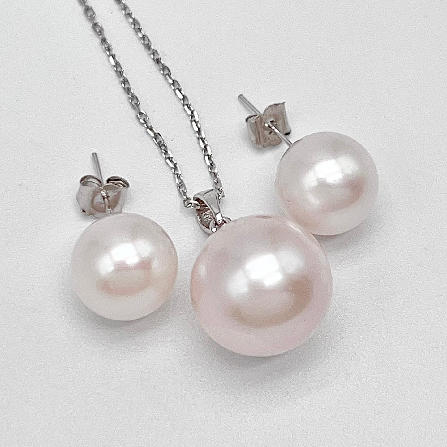 Top Quality Edison Pearl Earring and Pendant Set in 18K gold. White