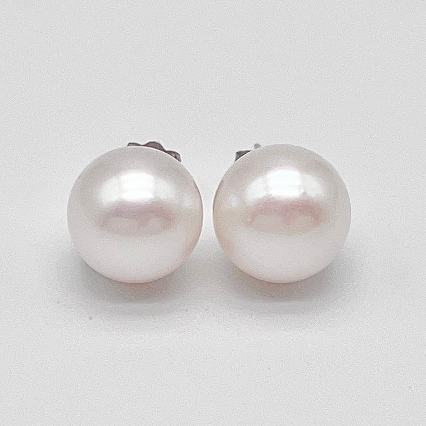 Top Quality Edison Pearl Earring and Pendant Set in 18K gold. White