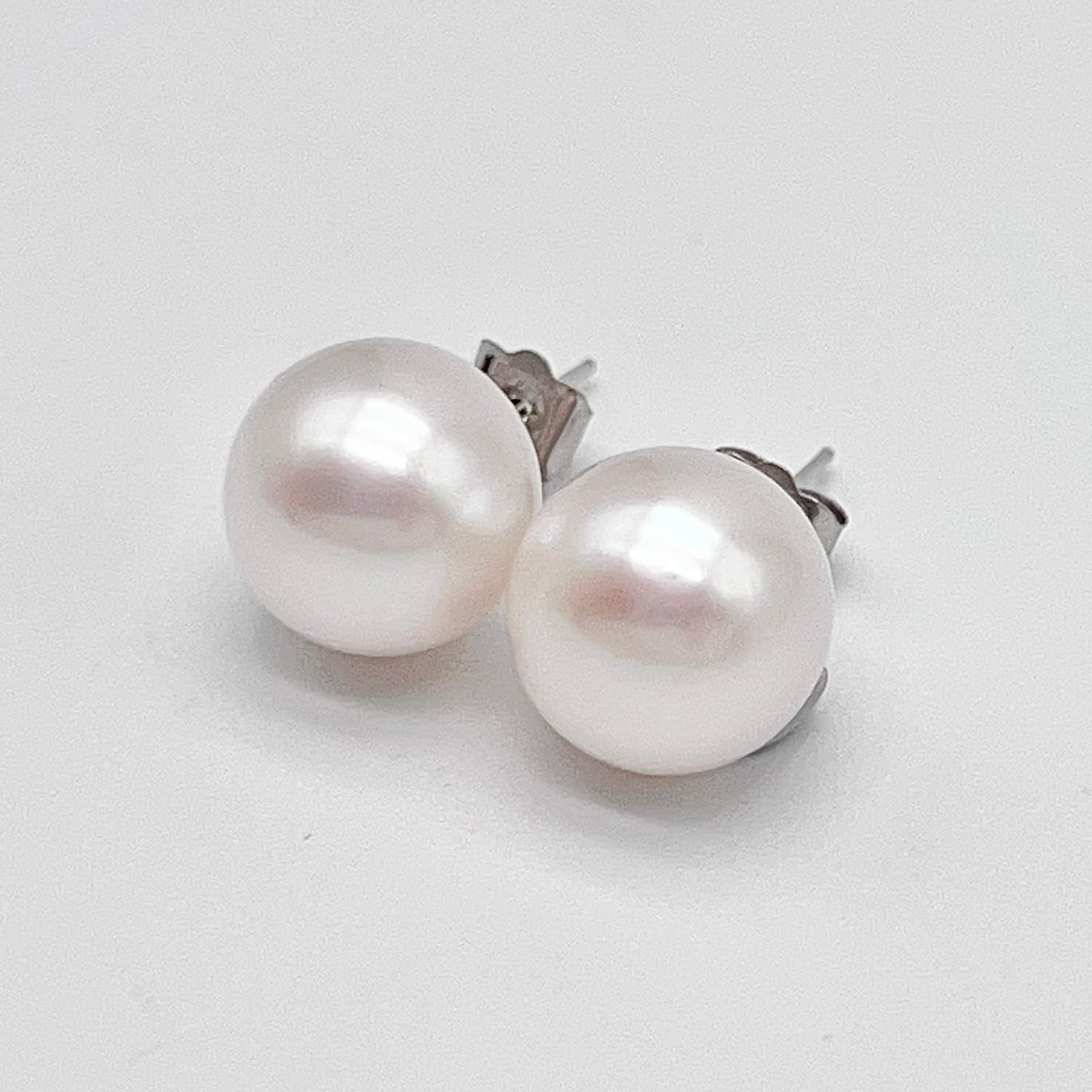 Top Quality Edison Pearl Earring and Pendant Set in 18K gold. White