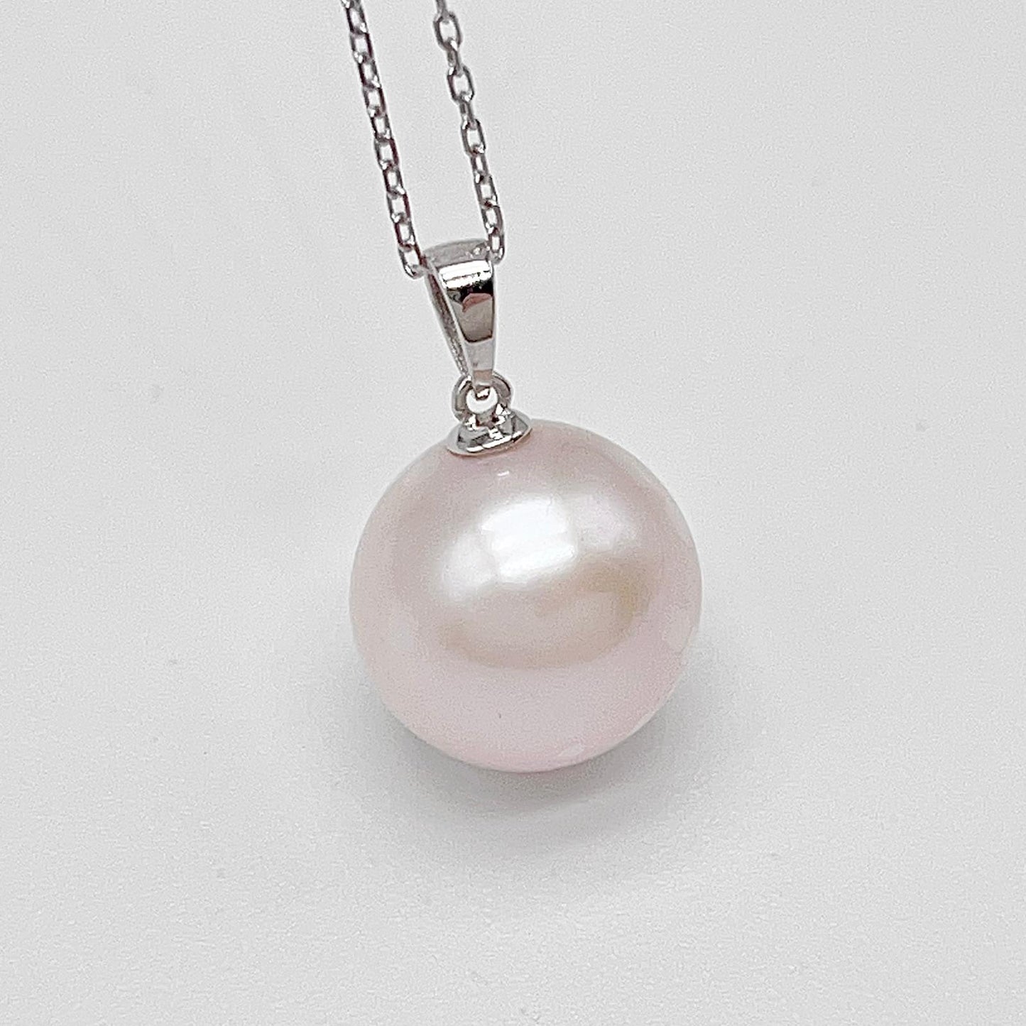 Top Quality Edison Pearl Earring and Pendant Set in 18K gold. White