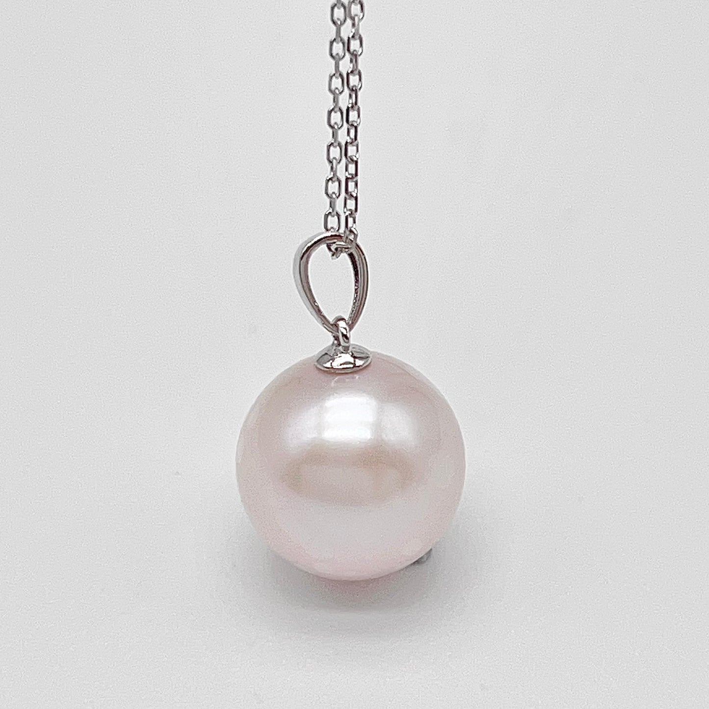 Top Quality Edison Pearl Earring and Pendant Set in 18K gold. White