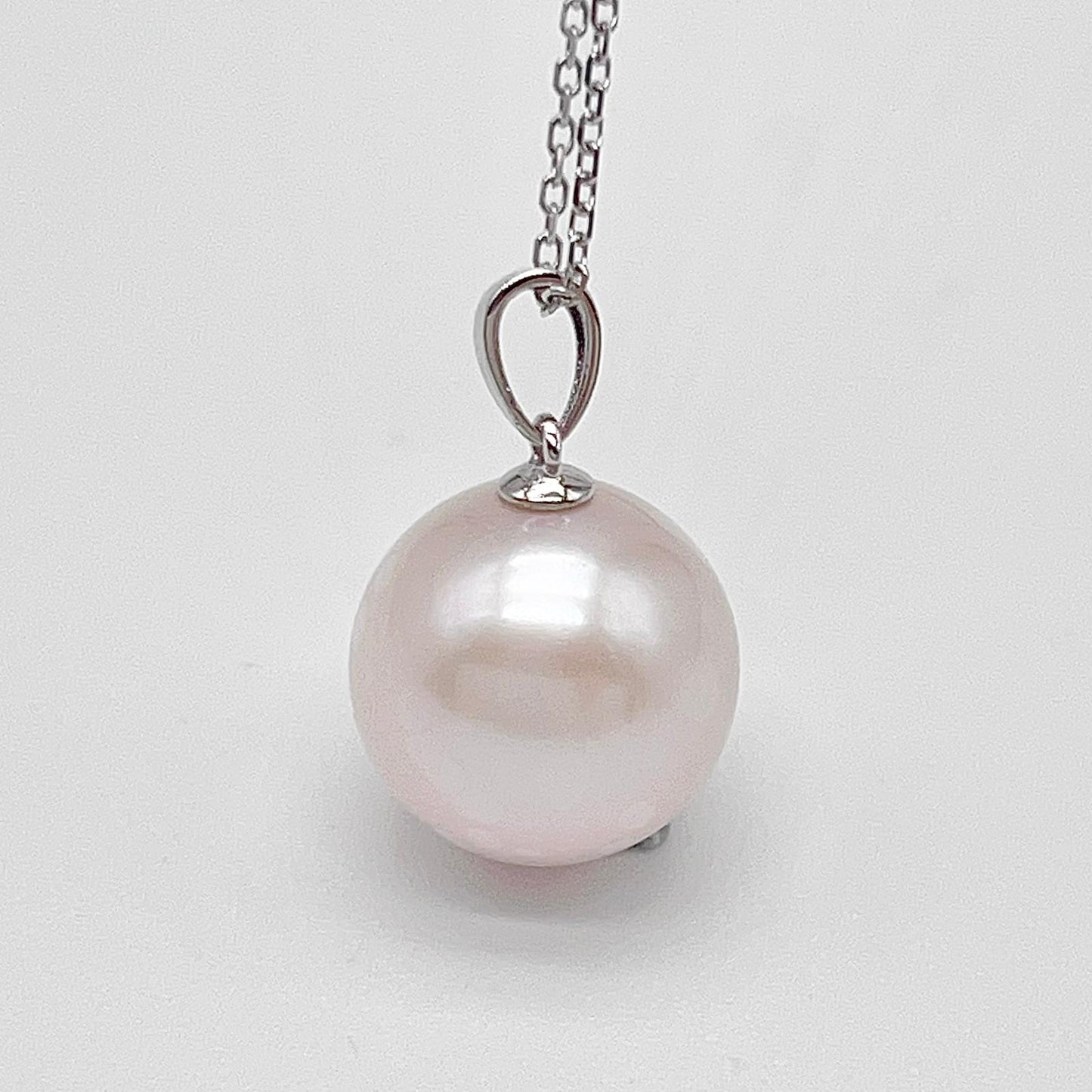 Top Quality Edison Pearl Earring and Pendant Set in 18K gold. White