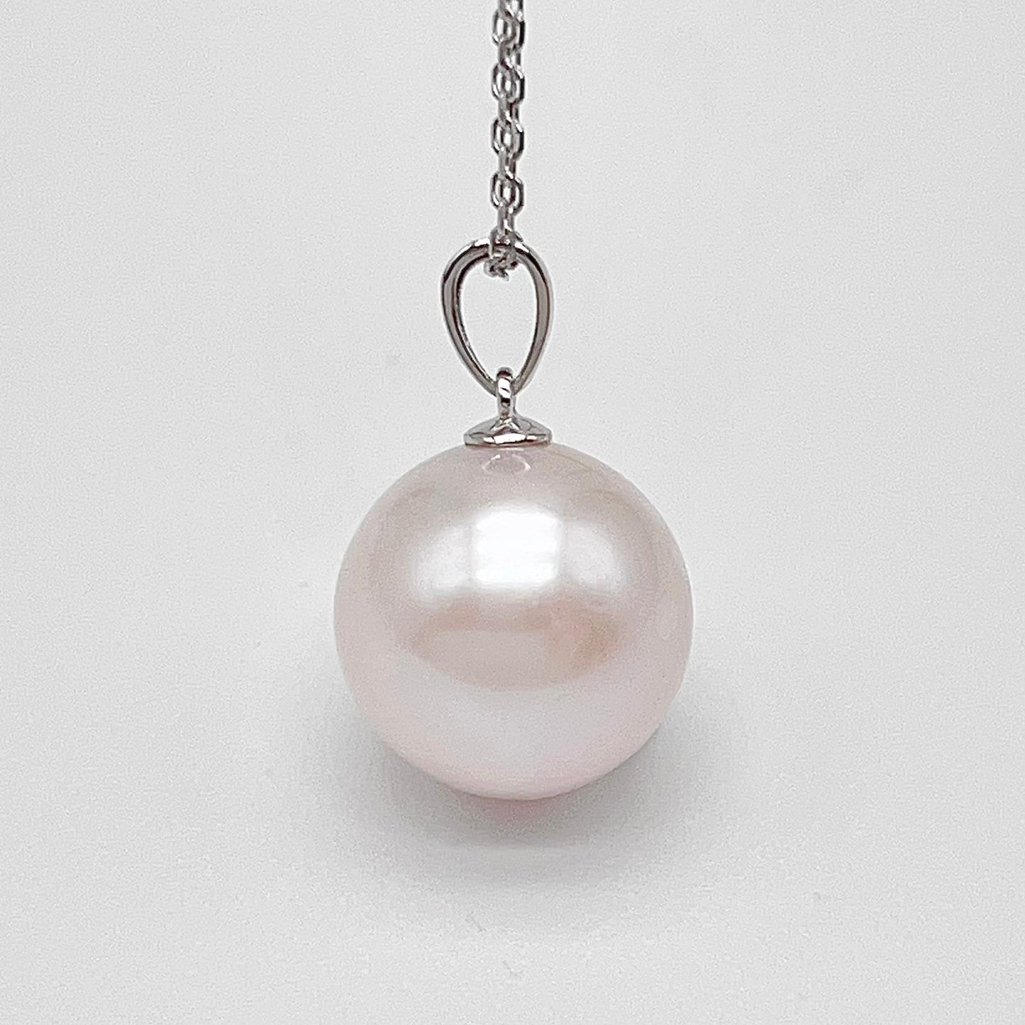 Top Quality Edison Pearl Earring and Pendant Set in 18K gold. White