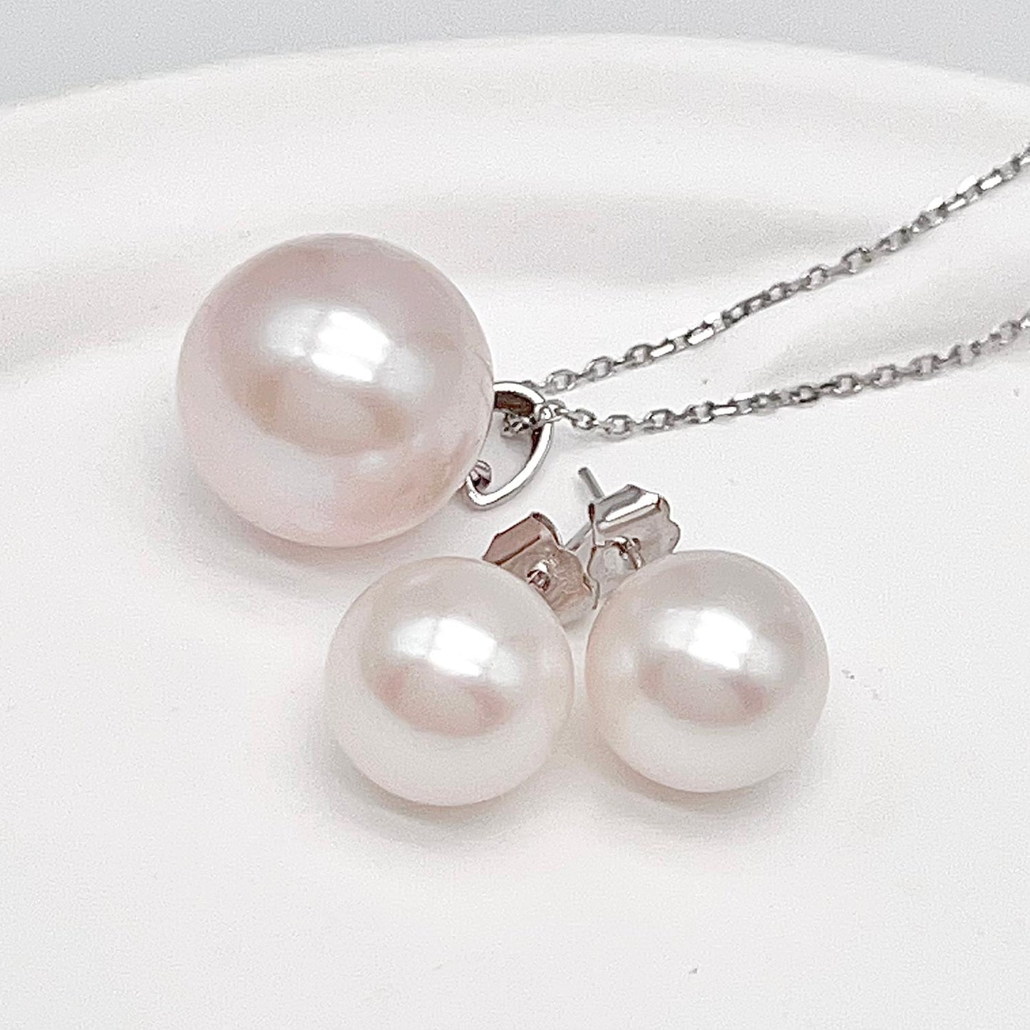 Top Quality Edison Pearl Earring and Pendant Set in 18K gold. White