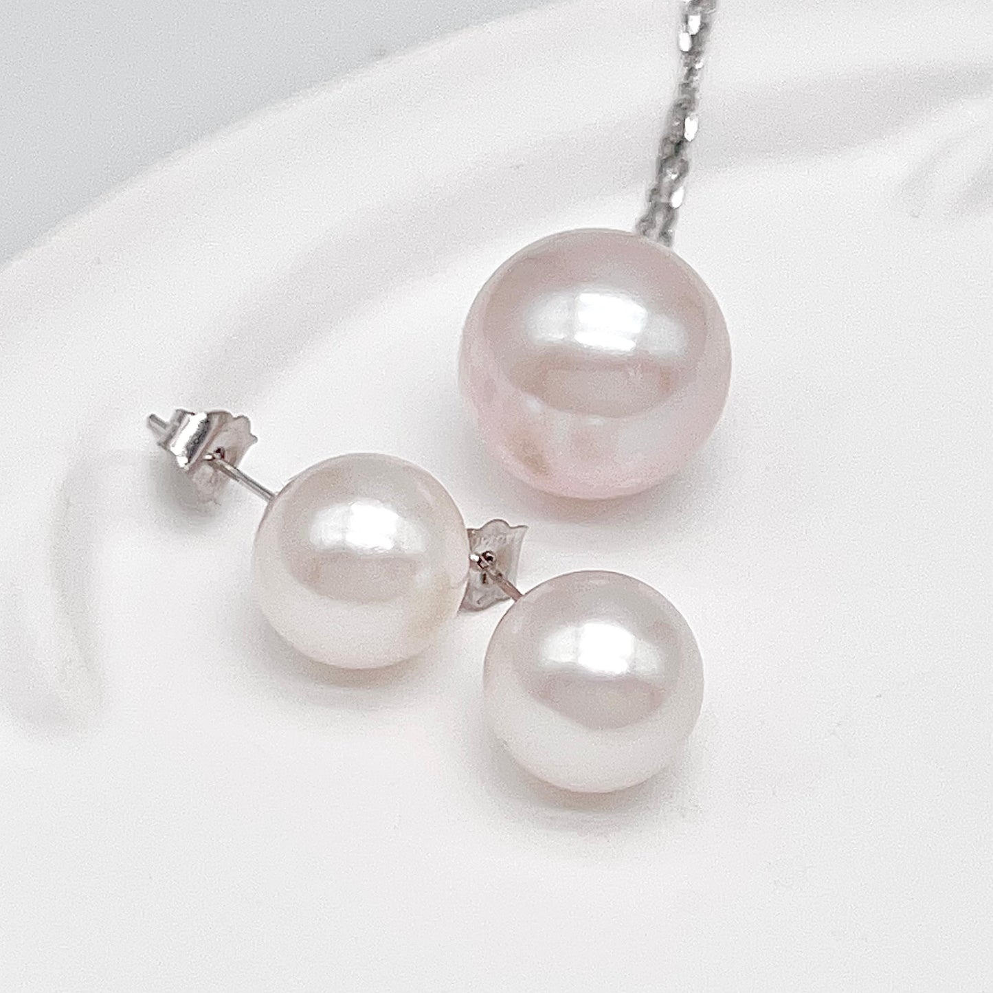 Top Quality Edison Pearl Earring and Pendant Set in 18K gold. White