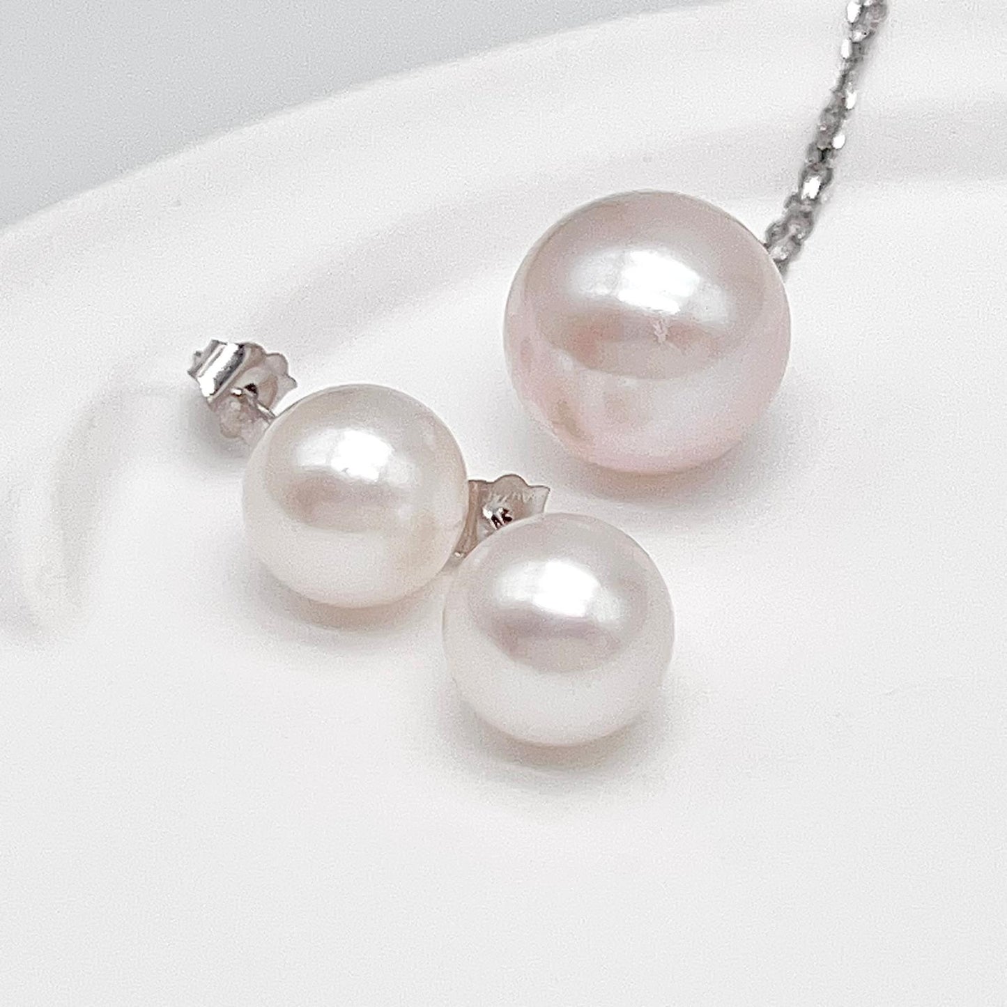 Top Quality Edison Pearl Earring and Pendant Set in 18K gold. White