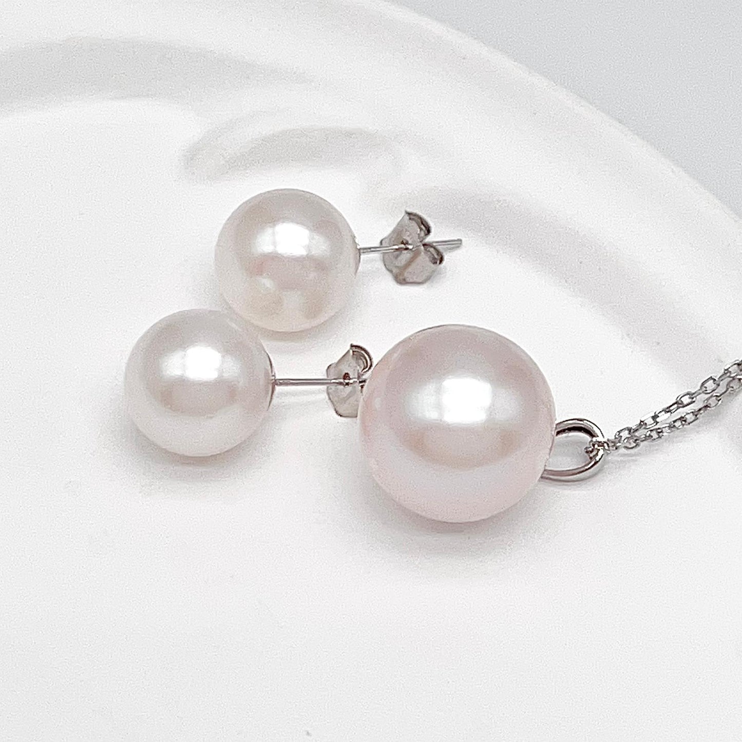 Top Quality Edison Pearl Earring and Pendant Set in 18K gold. White