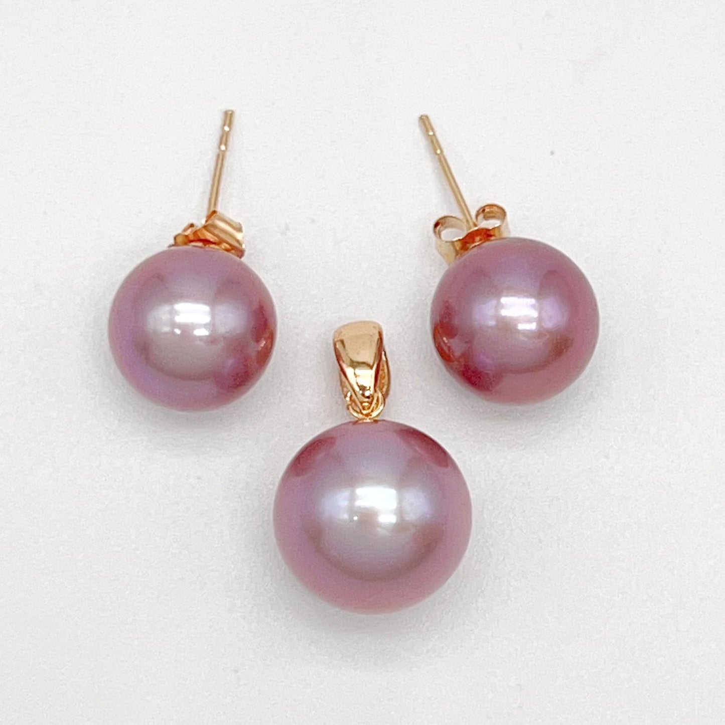 Classic. Top Quality Edison Pearl Earring and Pendant Set in 18K gold.Purple