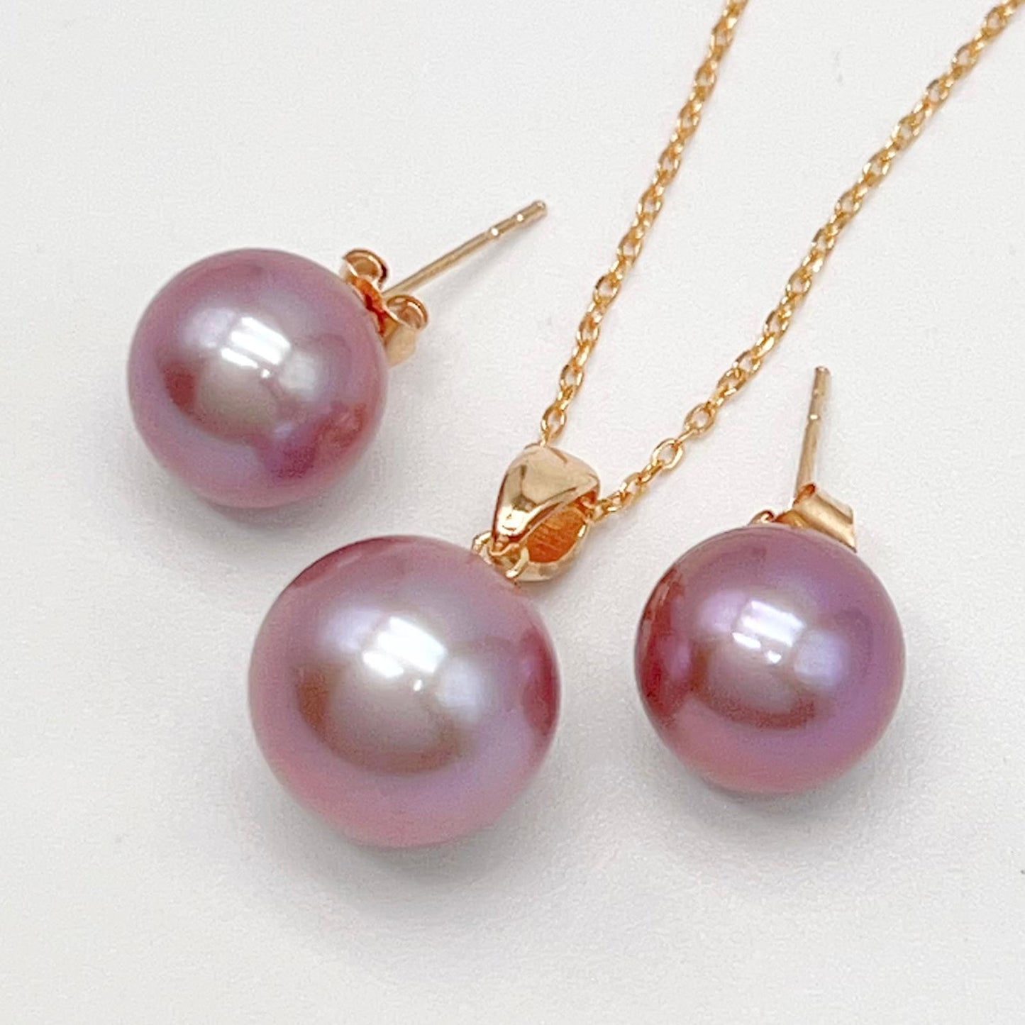Classic. Top Quality Edison Pearl Earring and Pendant Set in 18K gold.Purple