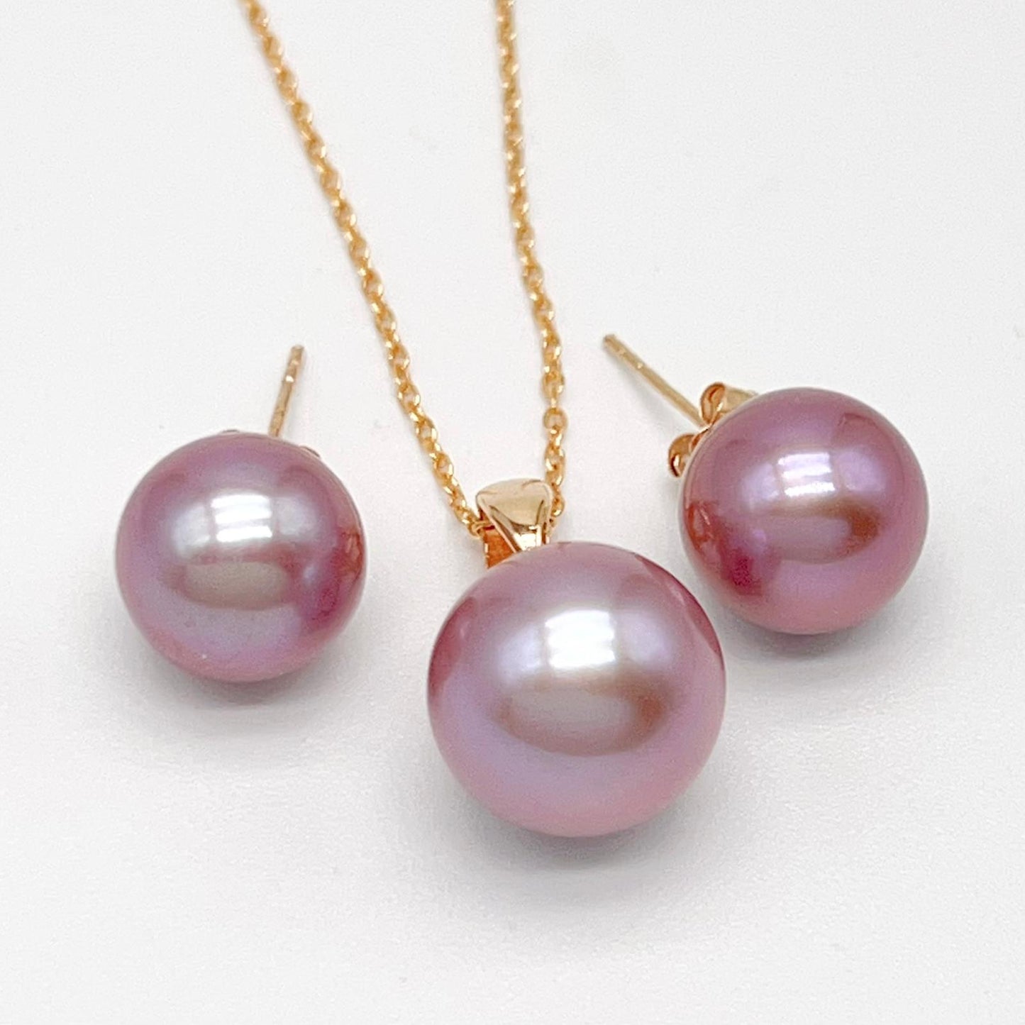 Classic. Top Quality Edison Pearl Earring and Pendant Set in 18K gold.Purple