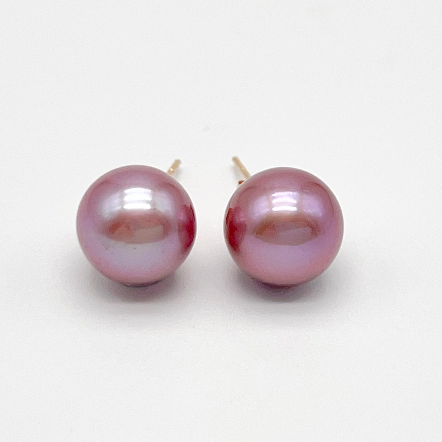 Classic. Top Quality Edison Pearl Earring and Pendant Set in 18K gold.Purple