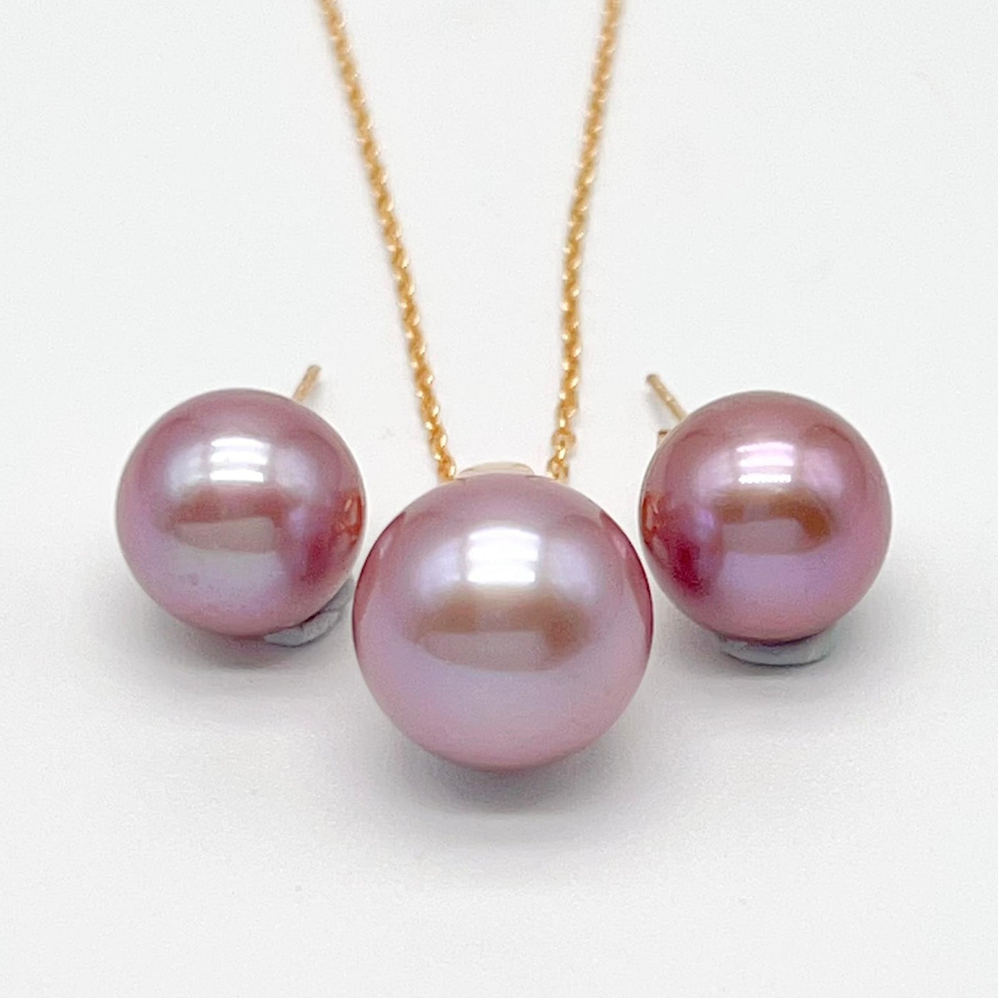 Classic. Top Quality Edison Pearl Earring and Pendant Set in 18K gold.Purple