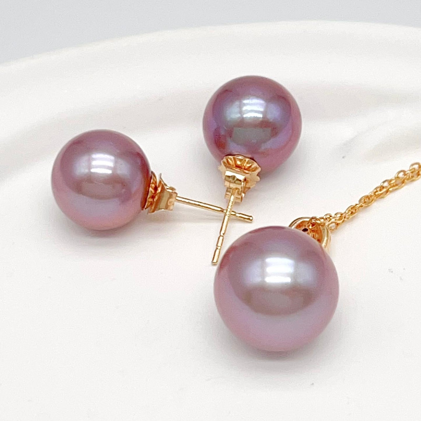 Classic. Top Quality Edison Pearl Earring and Pendant Set in 18K gold.Purple