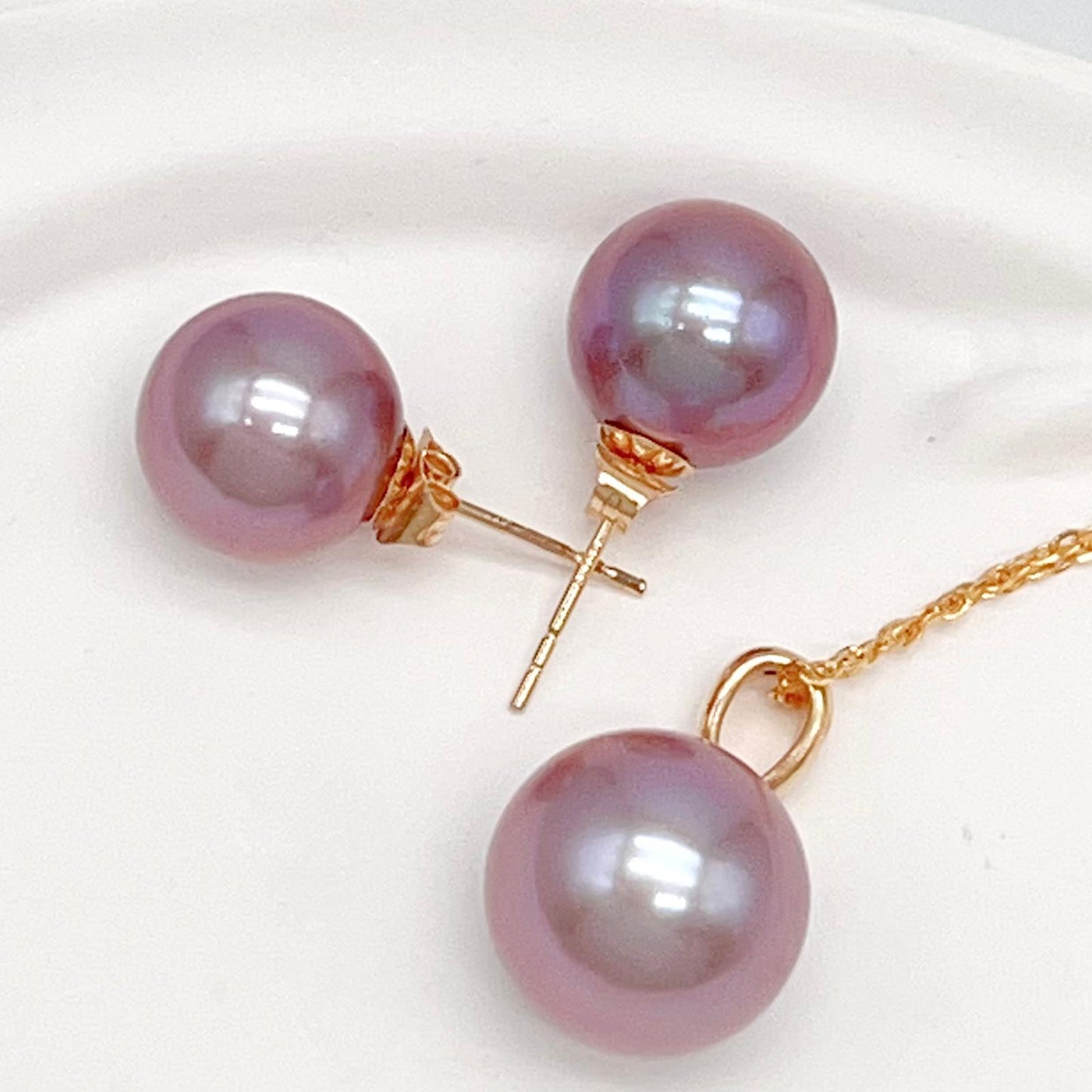 Classic. Top Quality Edison Pearl Earring and Pendant Set in 18K gold.Purple