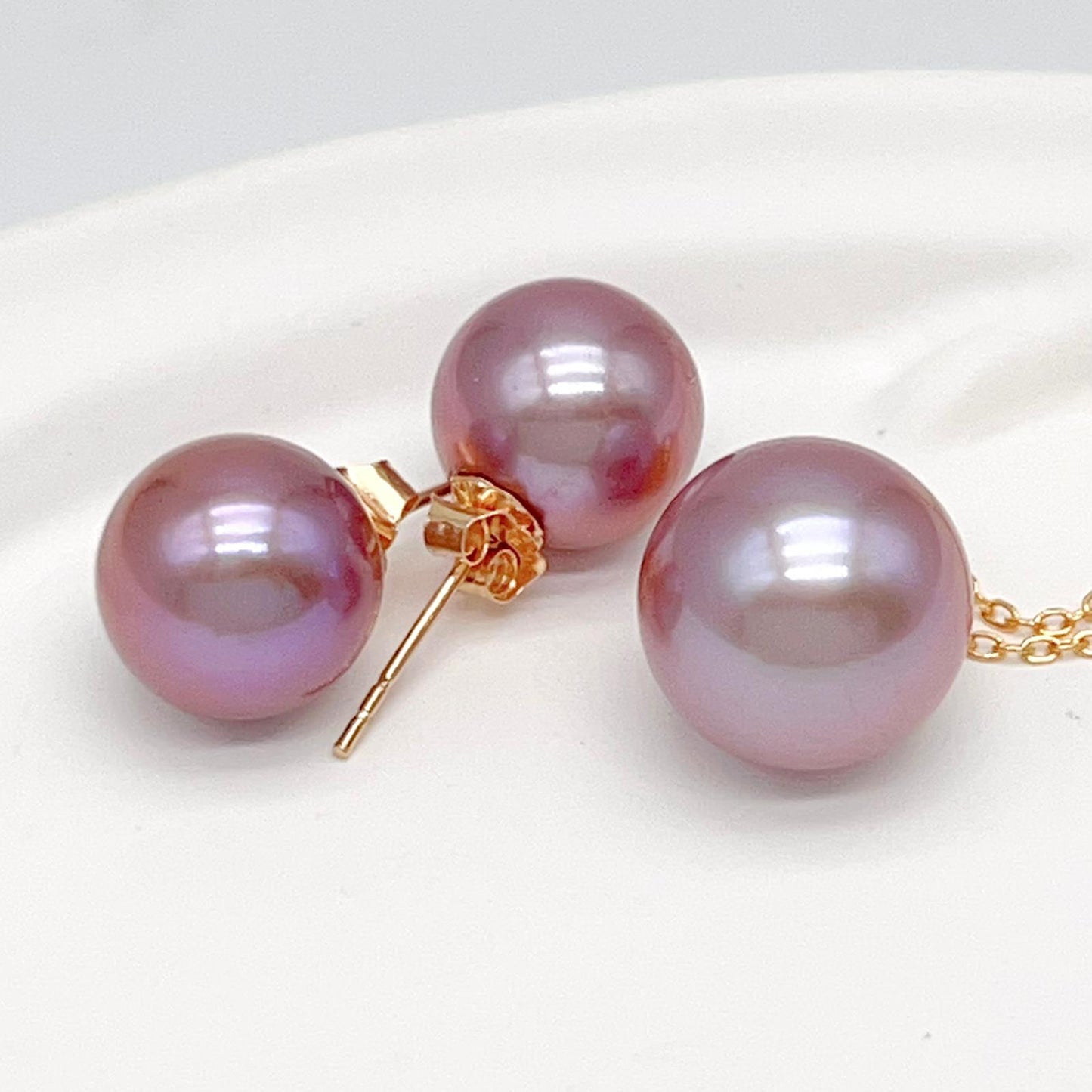 Classic. Top Quality Edison Pearl Earring and Pendant Set in 18K gold.Purple