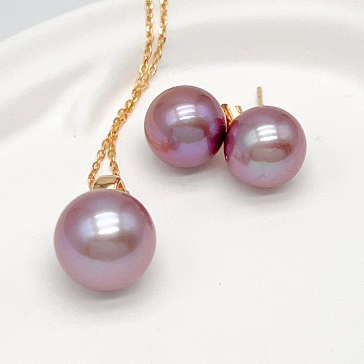 Classic. Top Quality Edison Pearl Earring and Pendant Set in 18K gold.Purple