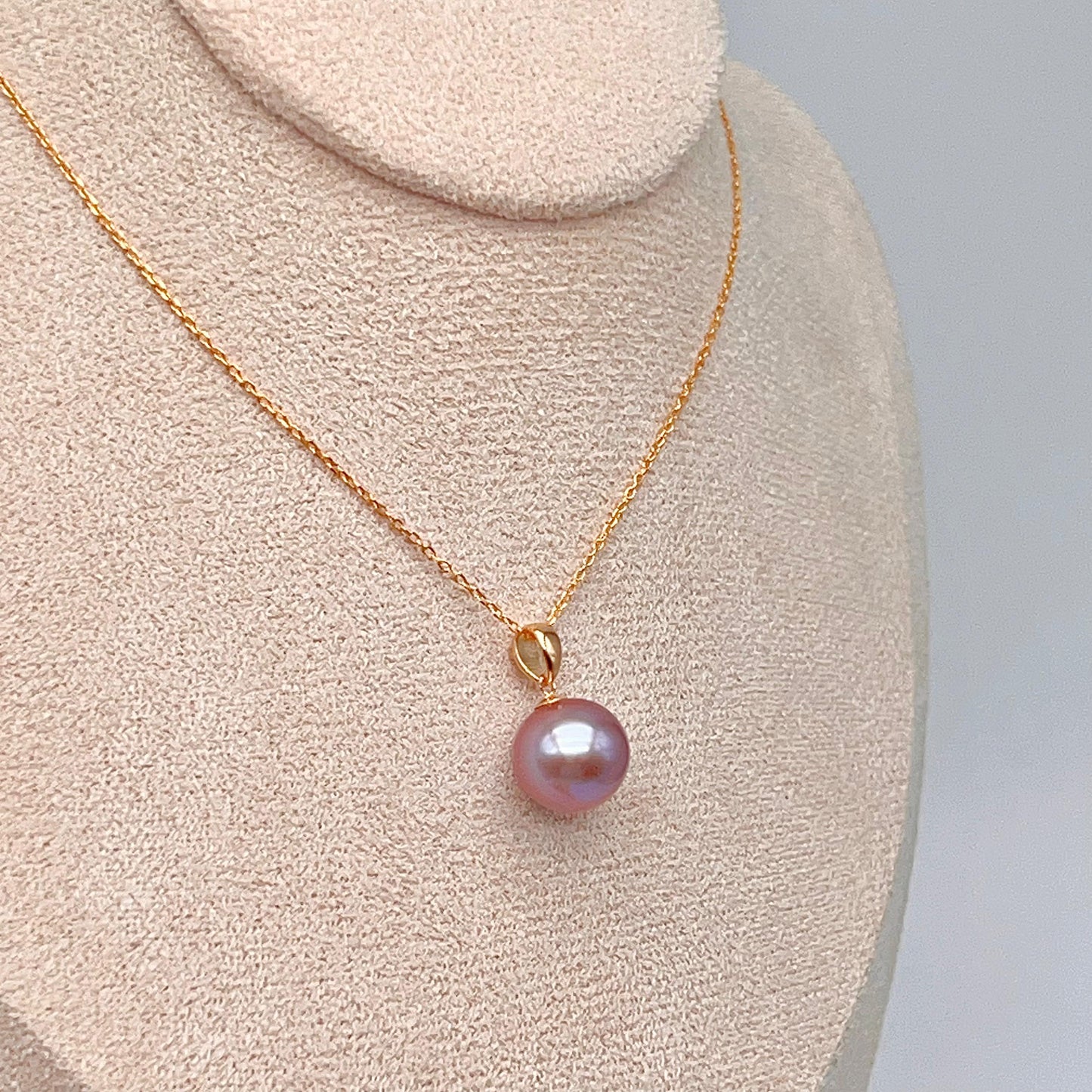 Classic. Top Quality Edison Pearl Earring and Pendant Set in 18K gold.Purple
