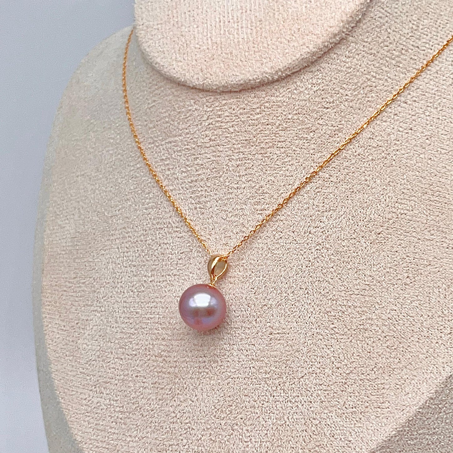 Classic. Top Quality Edison Pearl Earring and Pendant Set in 18K gold.Purple
