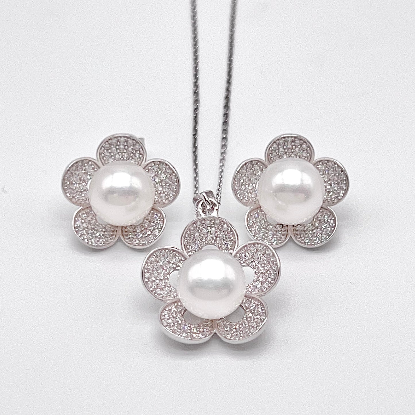 Modern Collection. Earring and Necklace of Pearl set in Silver 925. Azalea Set | White