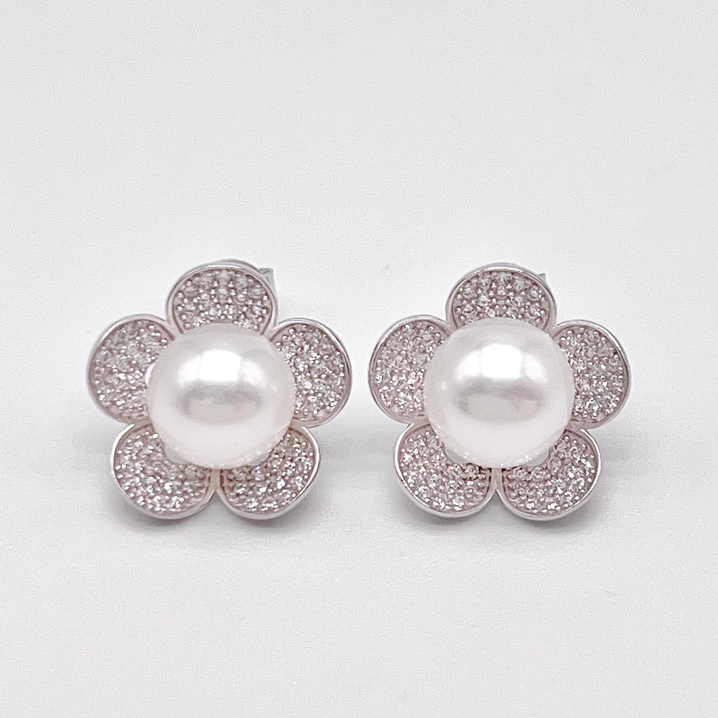 Modern Collection. Earring and Necklace of Pearl set in Silver 925. Azalea Set | White