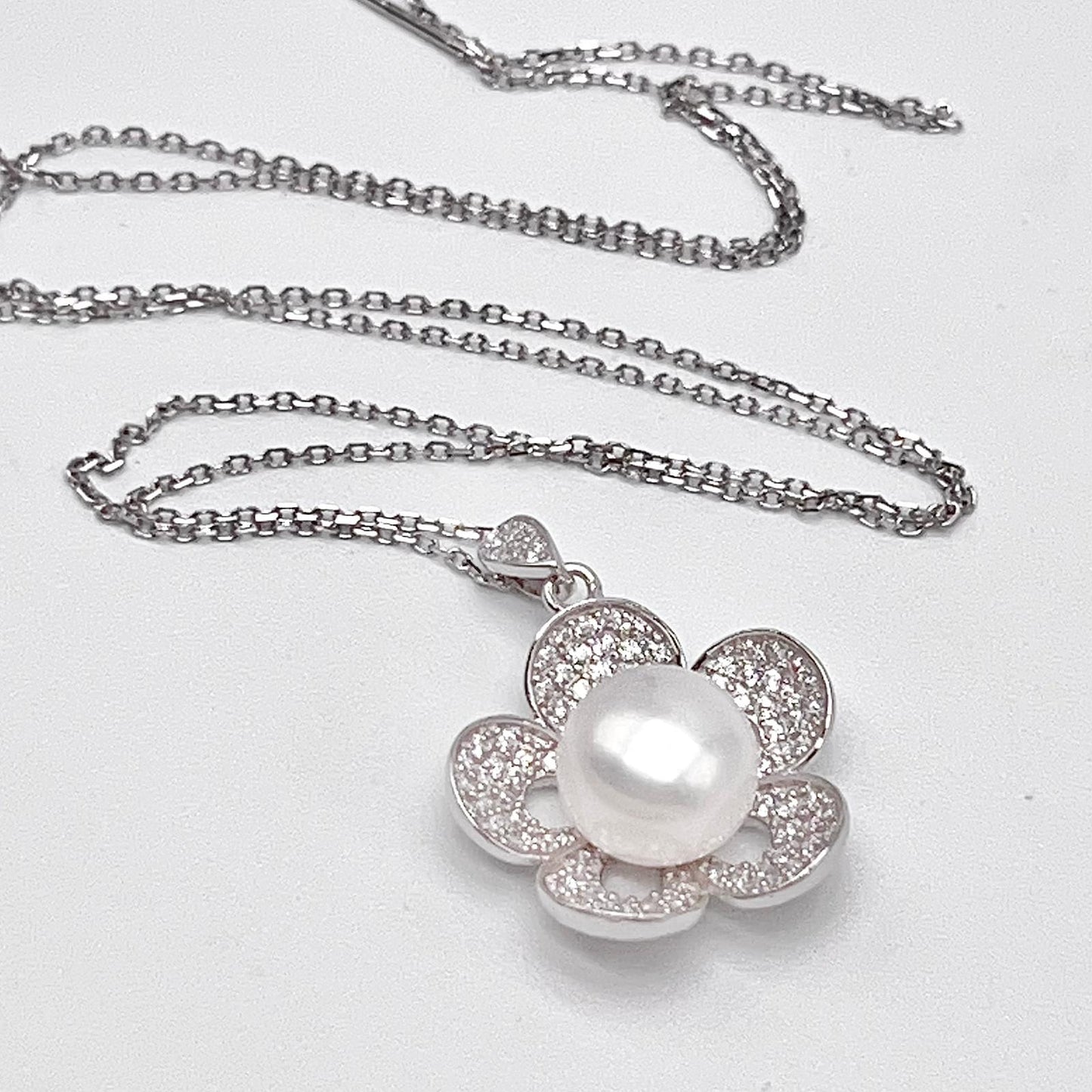 Modern Collection. Earring and Necklace of Pearl set in Silver 925. Azalea Set | White