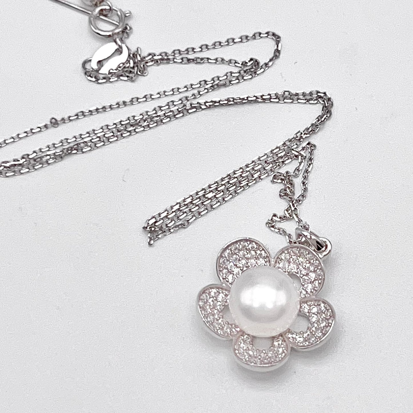 Modern Collection. Earring and Necklace of Pearl set in Silver 925. Azalea Set | White