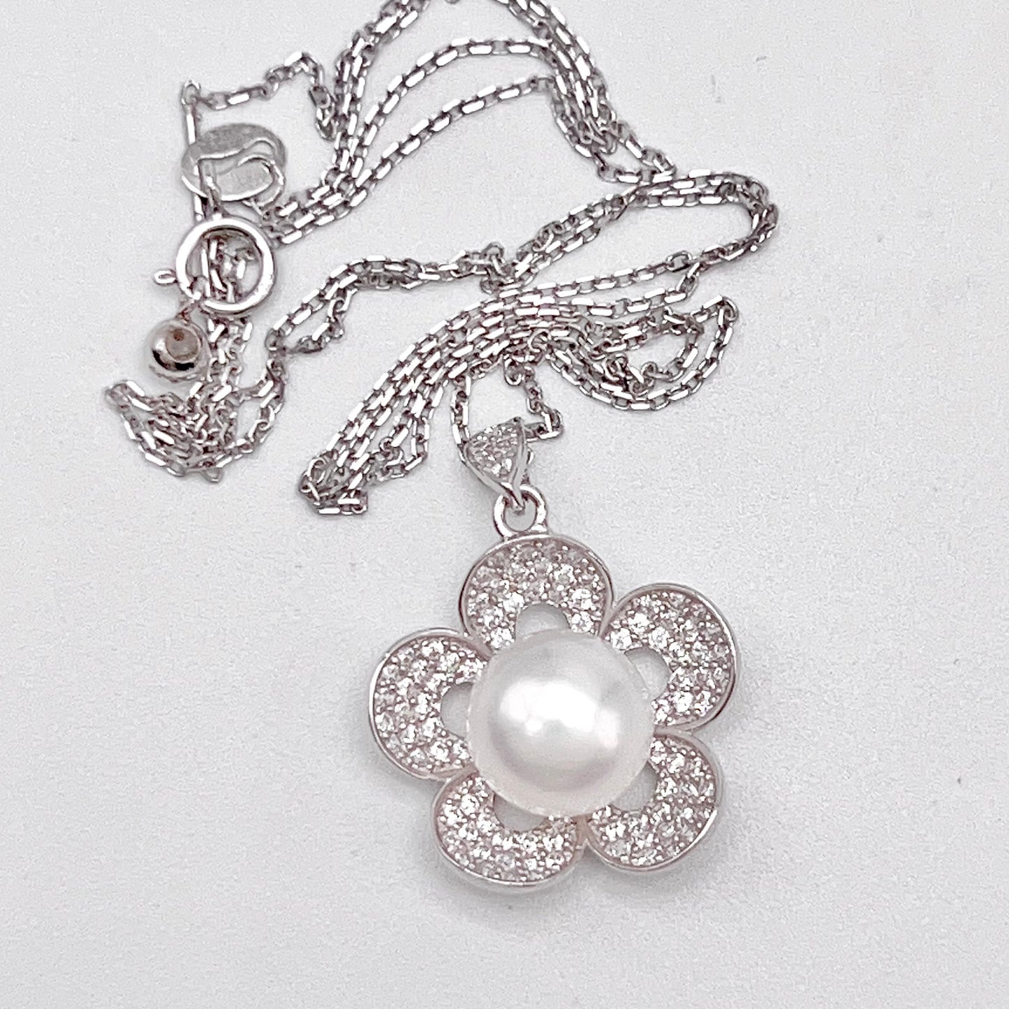 Modern Collection. Earring and Necklace of Pearl set in Silver 925. Azalea Set | White