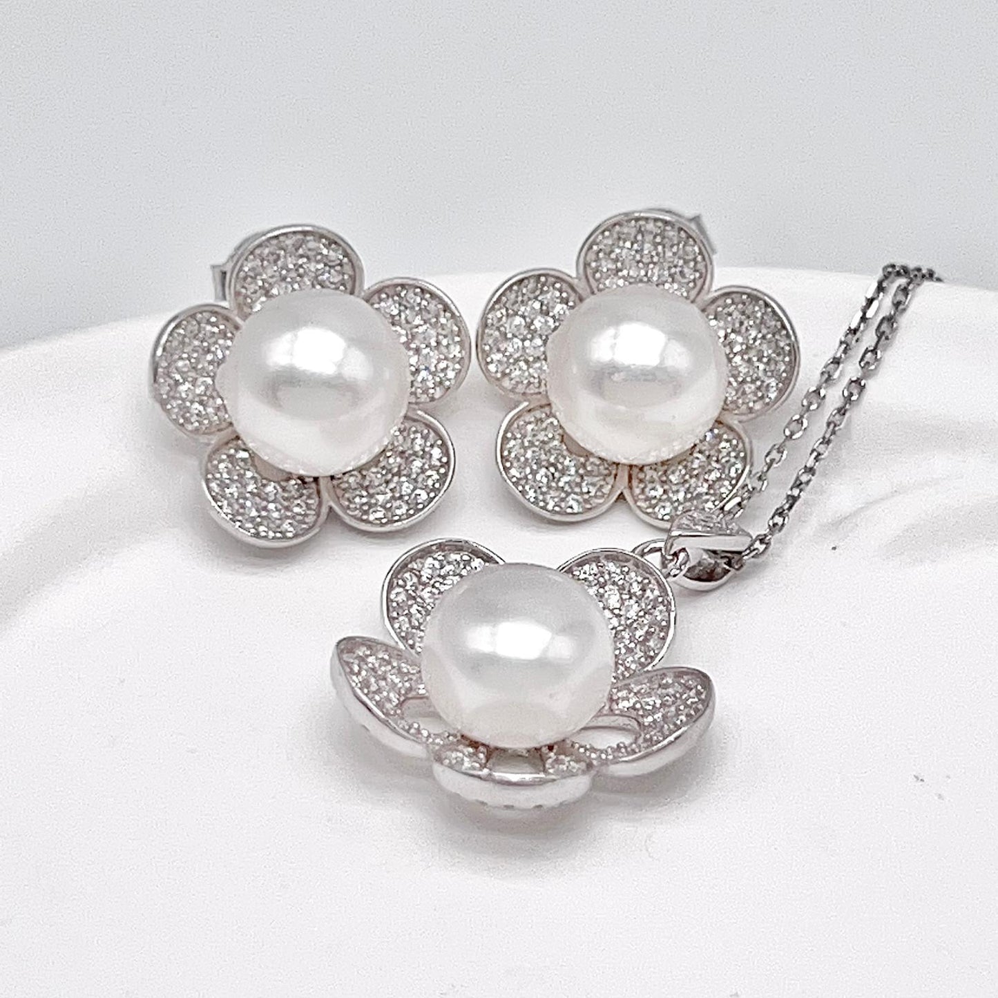 Modern Collection. Earring and Necklace of Pearl set in Silver 925. Azalea Set | White