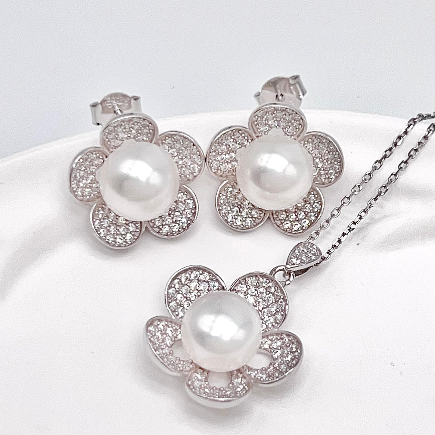 Modern Collection. Earring and Necklace of Pearl set in Silver 925. Azalea Set | White